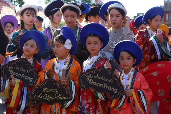 Children taking part in the ao dai show in Hue